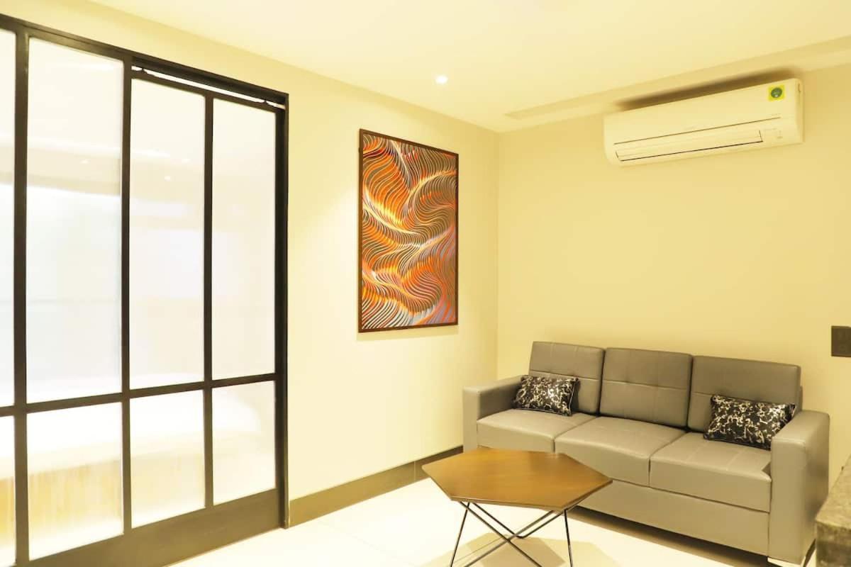 Apt# One-Four-Two - With Lift - High Speed Wifi - Smart Tv นิวเดลี ภายนอก รูปภาพ