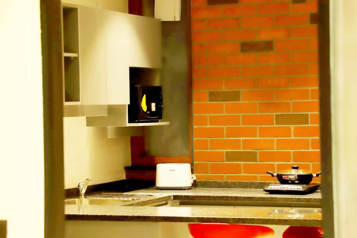 Apt# One-Four-Two - With Lift - High Speed Wifi - Smart Tv นิวเดลี ภายนอก รูปภาพ